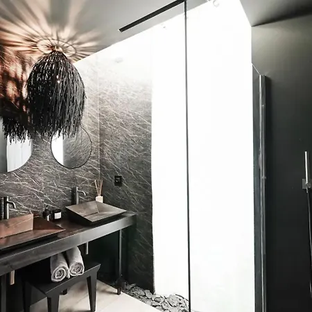 Charming Retreat In Hotel